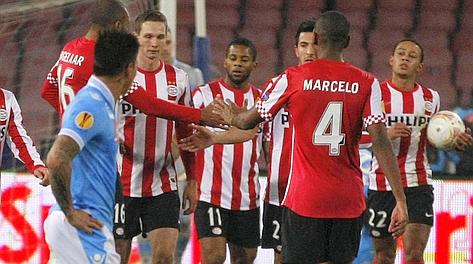 Il Psv esulta, Vargas guarda gli avversari festeggiare. Afp Il Psv esulta, Vargas guarda gli avversari festeggiare. Afp