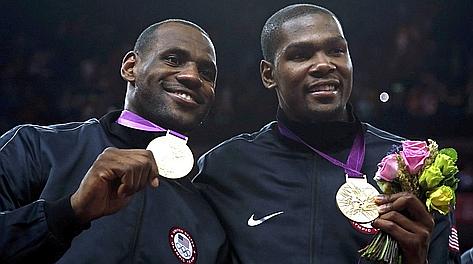 LeBron James e Kevin Durant insieme hanno vinto l'oro olimpico a Londra. Reuters