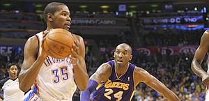 Kobe Bryant cerca di fermare Kevin Durant. Reuters