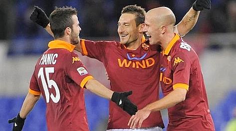 Francesco Totti festeggiato da Pjanic e Bradley. Ansa