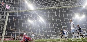 Guarin mette dentro l'1-0. Ansa Guarin mette dentro l'1-0. Ansa