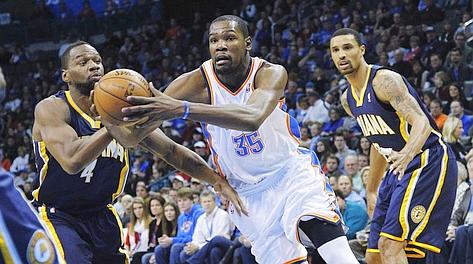Kevin Durant fra Sam Young e George Hill. Ap
