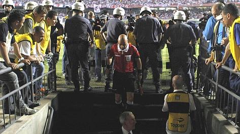 L'arbitro Osses scende negli spogliatoi per convincere gli argentini a tornare in campo. Reuters