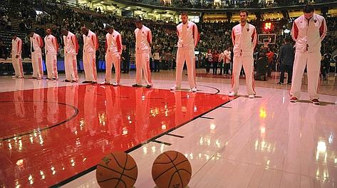 Il minuto di silenzio dei Toronto Raptors di Andrea Bargnani. Reuters