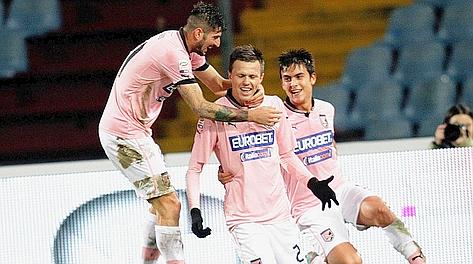 Josip Ilicic, al 4° gol stagionale, festeggia con Pisano e Dybala. Ansa