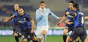 Miro Klose in mezzo ai difensori. LaPresse Miro Klose in mezzo ai difensori. LaPresse