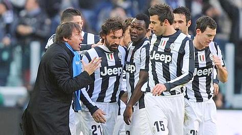 Conte e i compagni abbracciano Pirlo dopo la punizione del 2-0. Ansa Conte e i compagni abbracciano Pirlo dopo la punizione del 2-0. Ansa