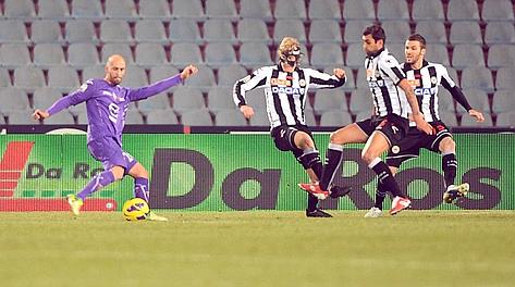 Il destro vincente di Borja Valero. Lapresse Il destro vincente di Borja Valero. Lapresse