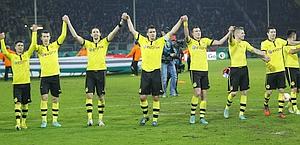 I giocatori del Borussia Dortmund salutano il pubblico a fine gara dopo il 5-1 sull'Hannover. Reuters
