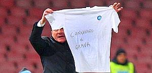 Mazzarri mostra la maglia per Cannavaro e Grava. LaPresse