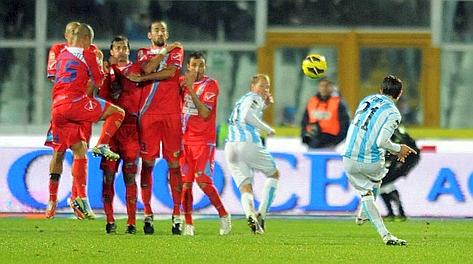 La punizione di Togni. LaPresse La punizione di Togni. LaPresse