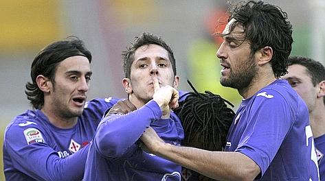 Festeggiano Aquilani, Jovetic e Toni, la Fiorentina aggancia l'Inter al terzo posto. Ap