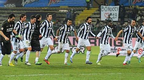 La festa Juve dopo la vittoria a Parma col Cagliari. Ansa