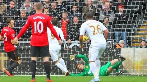 De Gea battuto sul tiro di Michu: di spalle la delusione di Rooney. Epa