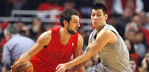 Marco Belinelli a duello con il play di Houston, Jeremy Lin. Reuters