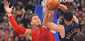 Blake Griffin, dei Clippers, ferma un tiro di Danilo Gallinari. Reuters