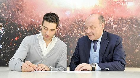 Federico Peluso firma il contratto accanto a Marotta. LaPresse