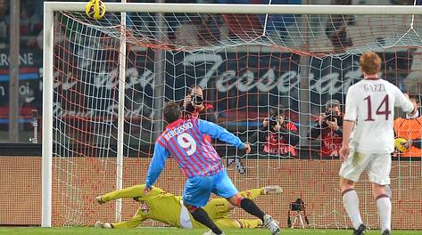 Bergessio colpisce la traversa su rigore.Ap Bergessio colpisce la traversa su rigore.Ap