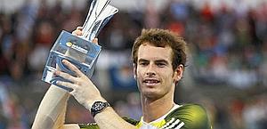 Andy Murray, 25 anni, con il trofeo vinto a Brisbane. Reuters
