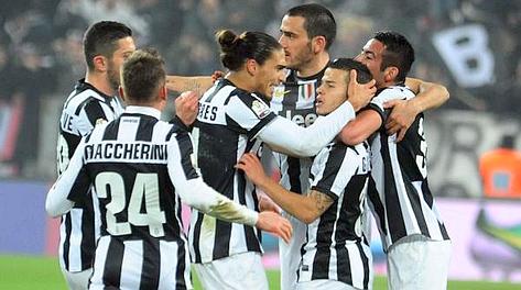 I compagni festeggiano Giovinco dopo la punizione dell'1-1. Ansa I compagni festeggiano Giovinco dopo la punizione dell'1-1. Ansa