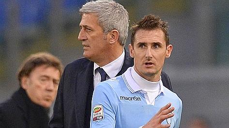 Miroslav Klose, 34 anni, con Vladimir Petkovic. Afp