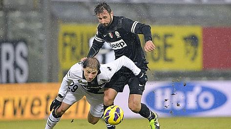 Mirko Vucinic contro Gabriel Paletta a Parma. LaPresse
