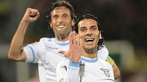 Sergio Floccari festeggia il suo gol con Mauri. Afp