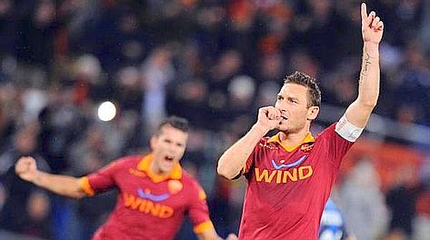 Francesco Totti festeggia il rigore del temporaneo 1-0. Ansa Francesco Totti festeggia il rigore del temporaneo 1-0. Ansa