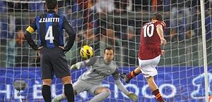 Totti segna il rigore contro l'Inter in campionato. Ap