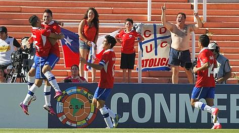 Nicolas Castillo, stella del Cile Under20, esulta dopo un gol. Reuters