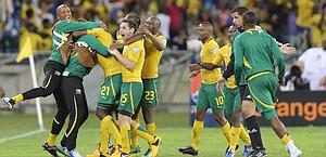 Il Sudafrica in festa dopo il gol qualificazione. Ap