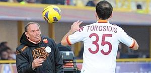 Vasilis Torosidis, nuovo difensore della Roma, con Zeman. Ansa