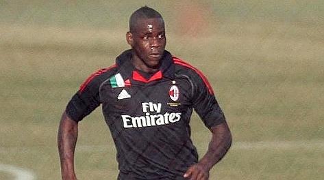 Mario Balotelli durante il primo giorno di allenamento al Milan. Ansa Mario Balotelli durante il primo giorno di allenamento al Milan. Ansa