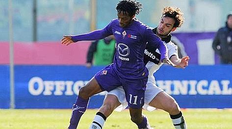 Juan Cuadrado lotta con Marco Parolo durante Fiorentina-Parma. Ansa