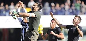 La gioia di Buffon a fine gara a Verona. Reuters
