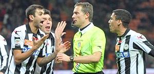 L'arbitro Valeri circondato dai giocatori dell'Udinese. Ansa
