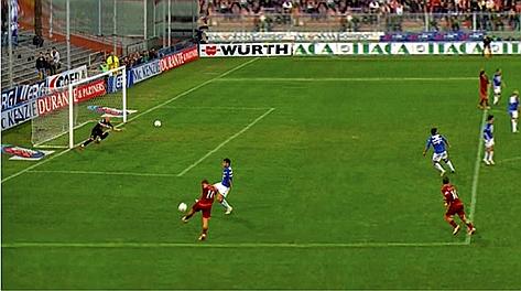 Il gol di Francesco Totti alla Sampdoria nel 2006. 