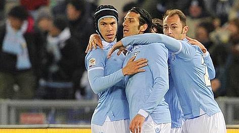 Sergio Floccari festeggiato da Hernanes e Radu dopo l'1-0. Ansa Sergio Floccari festeggiato da Hernanes e Radu dopo l'1-0. Ansa