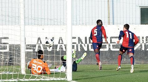 Alhassan esulta dopo aver segnato il gol dell'1-0 per il Genoa. Pegaso