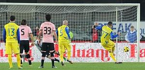 Il rigore dell'1-1 segnato da Thereau. Ansa Il rigore dell'1-1 segnato da Thereau. Ansa