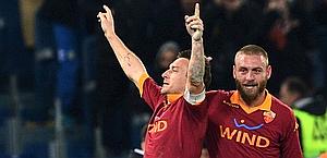 Totti festeggia con De Rossi. Afp Totti festeggia con De Rossi. Afp