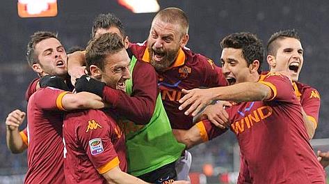 Francesco Totti festeggiato dai compagni all'Olimpico. Ansa