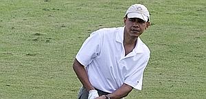 Barack Obama su un campo da golf. Afp