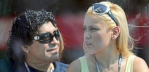 Diego Maradona con Verona Ojeda nel 2008. Ansa