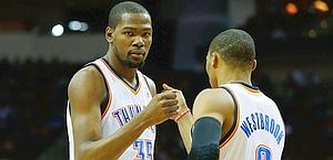 Kevin Durant con Russell Westbrook, compagno coi Thunder. Afp 