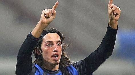 Ezequiel Schelotto, 23 anni, in lacrime dopo il gol al Milan. Reuters