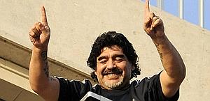 Diego Armando Maradona affacciato al balcone della sua suite in un hotel a Napoli. Ap