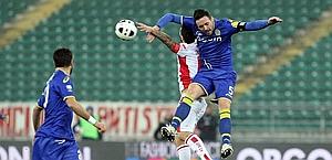 Ceccarelli salta anticipando il suo avversario. LaPresse Ceccarelli salta anticipando il suo avversario. LaPresse