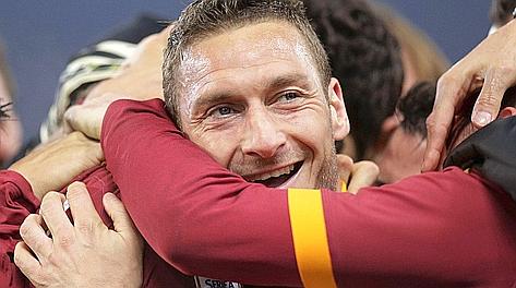 Totti dopo la rete su rigore, soffocato dall'abbraccio dei compagni. Eidon Totti dopo la rete su rigore, soffocato dall'abbraccio dei compagni. Eidon