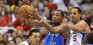 Kevin Durant in azione a Los Angeles. Ansa